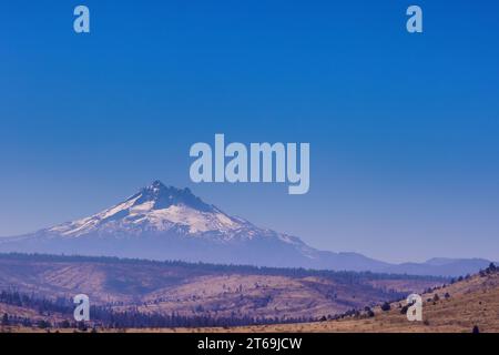 Mt. Blick auf die Kapuze von der Ostseite, ein Stratocolcano, 11.249 Meter hoch, ist ein vulkanischer Gipfel in der Cascade Mountain Range in Oregon, USA. Stockfoto