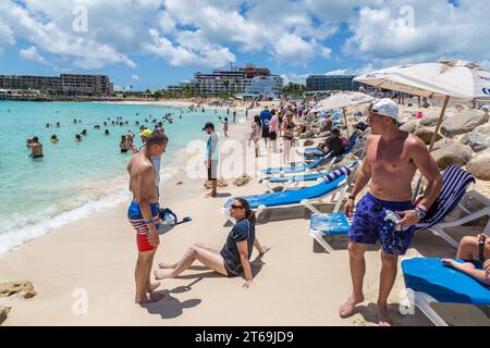 Touristen am Maho Beach auf der Insel St. Maarten in der Karibik Stockfoto