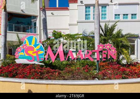 Schild in der Nähe des Kreuzfahrthafens heißt Touristen auf der Insel Sint Maarten in der Karibik willkommen Stockfoto