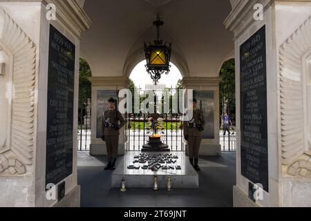 Warschau, Polen - 5. August 2023. Jozef-Piłsudski-Platz mit dem Grab des unbekannten Soldaten an der Seite des Sächsischen Gartens in Warschau. Stockfoto