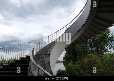 Wendeltreppe an der Gdanski-Brücke über die Weichsel in Warschau, Polen Stockfoto