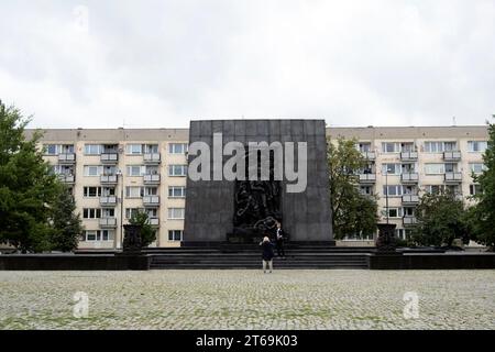 Das Denkmal für die Ghettohelden ist ein Denkmal in Warschau, Polen, das an den Warschauer Ghettoaufstand von 1943 während des Zweiten Weltkriegs erinnert. Stockfoto