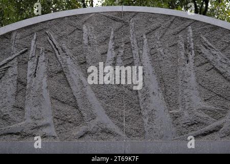 Warschau, Polen - 5. August 2023. Detail des Nationaldenkmals am ehemaligen Umschlagplatz des Ghettos, das einen offenen Güterwagen, die Stawki Street, symbolisiert Stockfoto