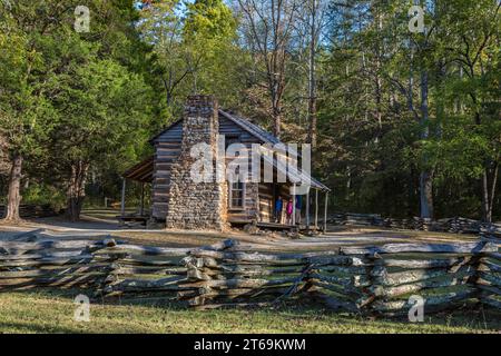 Das historische John Oliver Gehöft entlang der Fahrt durch die Cades Cove im Great Smoky Mountains National Park Stockfoto