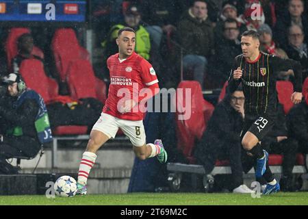 Sergino Dest (8) von Eindhoven und Przemyslaw Frankowski (29) von RC Lens, die während des Spiels der UEFA Champions League am 4. Spieltag in der Gruppe B in der Saison 2023-2024 zwischen PSV Eindhoven und Racing Club de Lens am 8. November 2023 in Eindhoven, Niederlande, gezeigt wurden. (Foto: David Catry / Isosport) Stockfoto