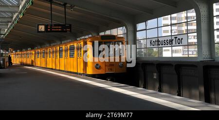 U-Bahn-Station Kottbusser Tor, Berlin, Deutschland Stockfoto
