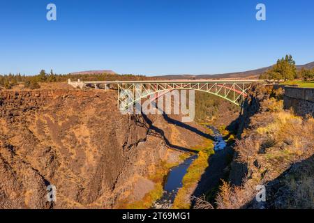 Diese Stahldeckenbrücke wurde 1926 fertiggestellt und überquerte die Crooked River Gorge im Osten von Oregon, USA Stockfoto