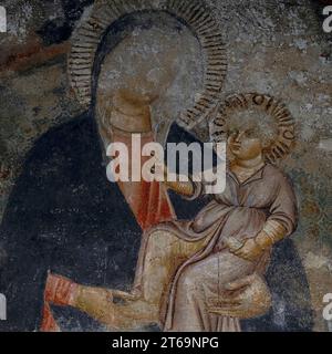 Jungfrau Maria und Jesuskind im Fresko der frühen 1300er Jahre in der Chiesa di San Pietro Somaldi, Piazza San Pietro, Lucca, Toskana, Italien. Stockfoto