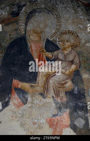 Madonna und Kind im Fresko der frühen 1300er Jahre in der Chiesa di San Pietro Somaldi, Piazza San Pietro, Lucca, Toskana, Italien. Stockfoto