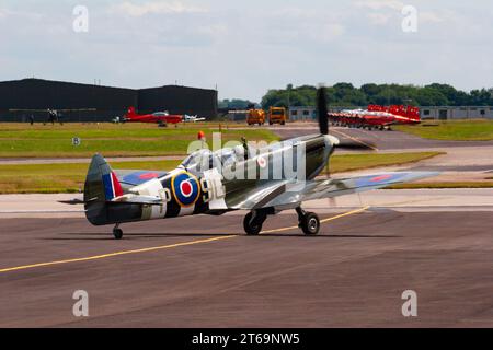 Zwei Sitzplätze, WW2-Trainer Supermarine Spitfire T9, MJ627, bei RAF Waddington 2005 Stockfoto