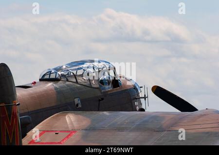 Cockpit und Crew. Royal Air Force Battle of Britain Flug, WW2 Avro Lancaster PA474, City of Lincoln auf der RAF Waddington Airshow, 2005 Stockfoto