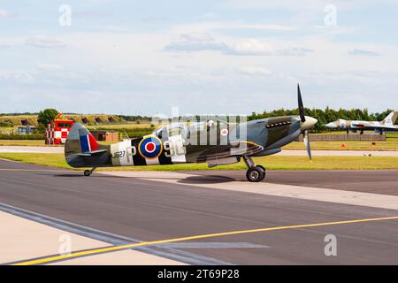 Zwei Sitzplätze, WW2-Trainer Supermarine Spitfire T9, MJ627, bei RAF Waddington 2005 Stockfoto