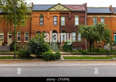 Die Häuser im historischen Viertel von Pullman befinden sich heute in Privatbesitz. Einige wurden umfassend restauriert und die ursprüngliche orangene Farbe der Ziegelsteine zurückgebracht, andere sind in unrenoviertem Zustand. Ab 1880 errichtete der industrielle George Pullman einen komplett neuen Stadt- und Fabrikstandort für die Herstellung von Luxusschlafwagen für Eisenbahnunternehmen. Chicagos Viertel Pullman ist seit dem Ende des 20. Jahrhunderts gentrifiziert. Viele Bewohner sind an der Restaurierung ihrer eigenen Häuser und an Projekten in der gesamten Nachbarschaft beteiligt. Chicago, Illinois, Usa Stockfoto