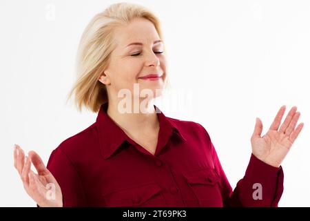 Nahaufnahme einer schönen Frau, die mit geschlossenen Augen lächelt, zugeschnittenes Bild - ihr Haar flattert im Wind Stockfoto