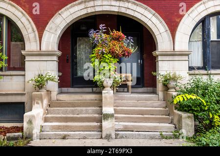 Steintreppe und Arkade, Details zu einem Haus im historischen Pullman-Viertel. Ende des 19. Jahrhunderts lebten und arbeiteten 20.000 Menschen in der Stadt, die ab 1880 vom Unternehmer George Pullman entworfen wurde. Die Schönheit der Stadt und der Komfort von Strom und fließendem Wasser in den Häusern sollten die Angestellten glücklich halten, und deshalb verzichteten sie auf Alkohol und Streik. Die Miete wurde direkt vom Lohn der Arbeiter abgezogen. Chicagos Viertel Pullman ist seit dem Ende des 20. Jahrhunderts gentrifiziert. Viele Bewohner sind an der Restaurierung beteiligt Stockfoto