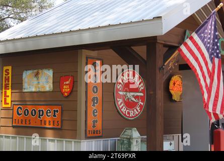 Whitehouse, Texas – 22. Juni 2023: Alte Tankstelle an den Boulders am Lake Tyler in Whitehouse, Texas Stockfoto