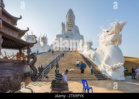 Arbeiter, der buddhistische Statue an der Guan Yin (Göttin der Barmherzigkeit) im Wat Huay Pla Kang Tempel in der Provinz Chiang Rai im Norden Thailands reinigt Stockfoto