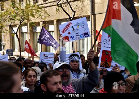 Eine Demonstrantin hält ein Plakat, das zum Boykott israelischer Marken während der Demonstration gegen den Krieg in Palästina aufruft. Fast 3000 Menschen marschieren auf den Straßen von Marseille, um das palästinensische Volk zu unterstützen, während sie sagen, dass die Bombenanschläge in Gaza gestoppt werden. Stockfoto