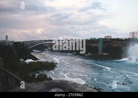 Ein malerischer Blick auf die Rainbow Bridge an den Niagarafällen in Ontario, Kanada Stockfoto