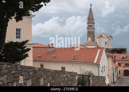 Ein idyllischer Blick auf die malerische Stadt Piran in Slowenien. Stockfoto