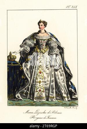 Maria Karolina Zofia Felicja Leszczyska, 1703–1768, Königin von Frankreich als Ehefrau von König Ludwig XV In besetzten zeremoniellen Gewändern und reichem, mit Hermelin gesäumtem cape, mit Krone. Marie Leczinska de Pologne, reine de France. Handkolorierte Lithographie von Lorenzo Bianchi und Domenico Cuciniello nach Hippolyte Lecomte aus Costumi civili e militari della monarchia francese dal 1200 al 1820, Neapel, 1825. Italienische Ausgabe der Lecomtes Zivil- und Militärkostüme der französischen Monarchie von 1200 bis 1820. Stockfoto