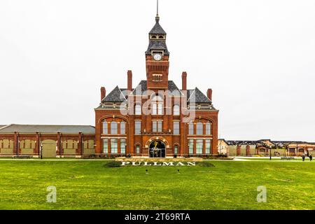 Das Gebäude der Administration Clock Tower ist heute Pullman Visitor Center and Museum. Der von George Pullman beauftragte Gartenarchitekt Nathan Barrett schuf auf dem grünen Rasen einen Teich namens Lake Vista. Chicagos Viertel Pullman ist seit dem Ende des 20. Jahrhunderts gentrifiziert. Viele Bewohner sind an der Restaurierung ihrer eigenen Häuser und an Projekten in der gesamten Nachbarschaft beteiligt. Chicago, Illinois, Usa Stockfoto