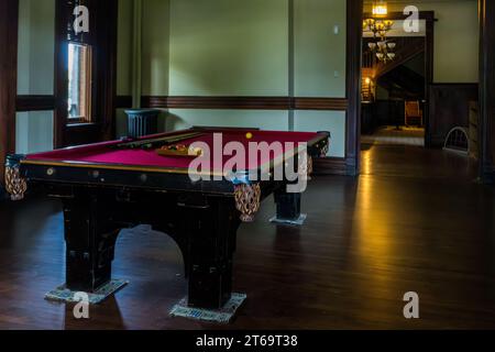 Salon mit Billardtisch im ehemaligen Hotel Florence, Pullman National Historical Park. Chicagos Viertel Pullman ist seit dem Ende des 20. Jahrhunderts gentrifiziert. Viele Bewohner sind an der Restaurierung ihrer eigenen Häuser und an Projekten in der gesamten Nachbarschaft beteiligt. Chicago, Illinois, Usa Stockfoto