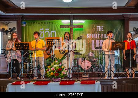 Lob-Team tritt in der Baan Athitaan Church and Grace Language School in Chiang Rai, Thailand auf Stockfoto