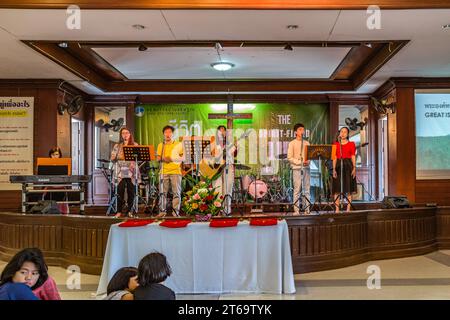 Lob-Team tritt in der Baan Athitaan Church and Grace Language School in Chiang Rai, Thailand auf Stockfoto