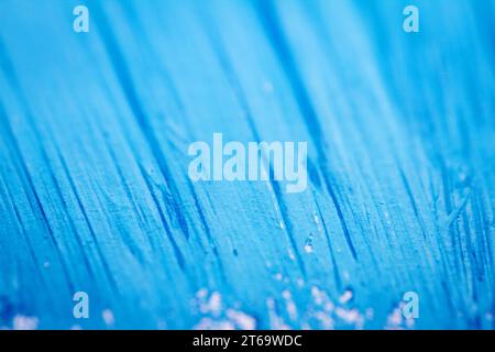 Extreme Nahaufnahme der blauen Acrylfarbe mit Pinselstrichen. Selektiver Fokus. Stockfoto