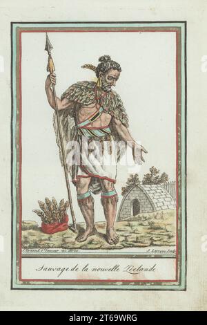 Maori-Mann aus Neuseeland mit Bart. Im Federmantel Kakahu und gewebtem Rock, bewaffnet mit Speer und patou-patou-Axt, Federkopfschmuck auf dem Boden. Ein Haus im Hintergrund. Sauvage de la Nouvelle Zeelande. Handkolorierter Kupferstich von J. Laroque nach einem Entwurf von Jacques Grasset de Saint-Sauveur aus seiner Encyclopedie des Voyages, Encyclopedia of Voyages, Bordeaux, Frankreich, 1792. Stockfoto