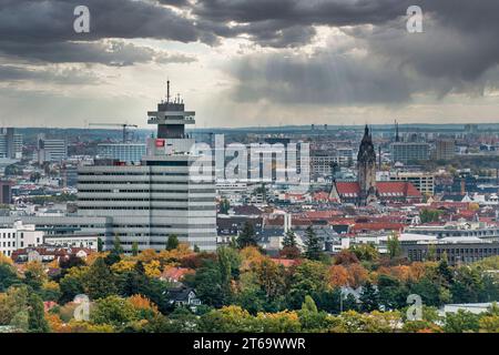 Ausblick vom Teufelsberg, Olympiastadion, Berlin Ausblick vom Teufelsberg, RBB, Berlin *** Blick vom Teufelsberg, Olympiastadion, Berlin Blick vom Teufelsberg, RBB, Berlin Credit: Imago/Alamy Live News Stockfoto