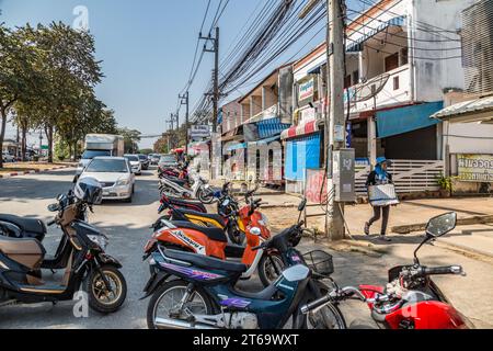 Autos und Motorroller parkten an der Ban du Street in Chiang Rai, Thailand Stockfoto