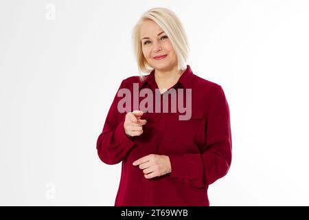 Die schöne Frau mittleren Alters zeigt mit dem Finger auf den Zuschauer und schaut in die Kamera. Die Hand der Frau zeigt auf Sie Stockfoto