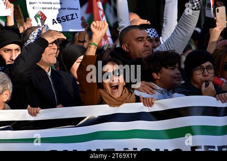 Marseille, Frankreich. November 2023. Eine Demonstrantin singt während der Demonstration gegen den Krieg in Palästina Slogans. Fast 3000 Menschen marschieren auf den Straßen von Marseille, um das palästinensische Volk zu unterstützen, während sie sagen, dass die Bombenanschläge in Gaza gestoppt werden. (Foto: Gerard Bottino/SOPA Images/SIPA USA) Credit: SIPA USA/Alamy Live News Stockfoto