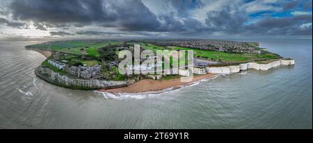 Ein atemberaubender Blick aus der Vogelperspektive auf Kingsgate Bay an einem bewölkten Tag. Kent, England Stockfoto