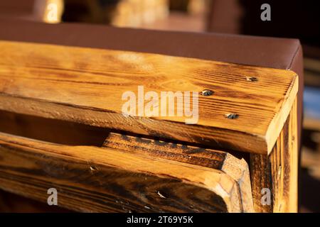 Details von Möbeln aus Holz. Möbel aus Dielen. Der Innenraum ist aus Holz. Sofa aus Brettern. Stockfoto