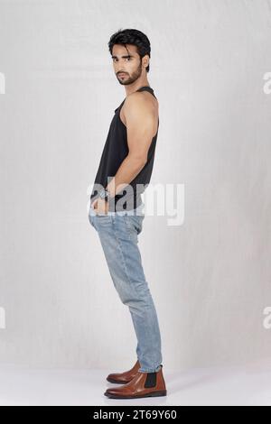 Junger, gutaussehender Indianer Stockfoto