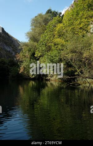 Wunderschöner Blick auf den See im Matka Canyon, Nordmazedonien Stockfoto