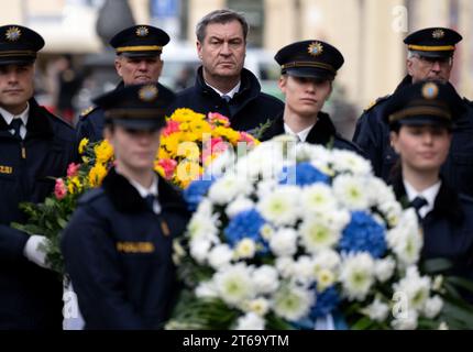 9. November 2023, Bayern, München: Markus Söder (CSU), Ministerpräsident Bayerns, nimmt an einer Gedenkveranstaltung in der Feldherrnhalle zum 100. Jahrestag der Unterdrückung des Hitler-Putsches Teil. Vor 100 Jahren versuchten nationalistische Kräfte aus München, Deutschland zu erobern. "Die Regierung der Novemberverbrecher in Berlin wurde heute für abgesetzt erklärt", verkündeten Hitler, Ludendorff und Gleichgesinnte am 8. November 1923. Am 9. November endete der Putsch der Feinde der Demokratie mit 20 Toten und vielen Verletzten. Die Nationalsozialistische Deutsche Arbeiterpartei (N Stockfoto