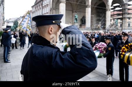 9. November 2023, Bayern, München: Polizeibeamte tragen die Kränze bei der Gedenkveranstaltung zum 100. Jahrestag der Unterdrückung des Hitler-Putsches. Von München aus wollten nationalistische Kräfte Deutschland vor 100 Jahren erobern. "Die Regierung der Novemberverbrecher in Berlin wurde heute für abgesetzt erklärt", verkündeten Hitler, Ludendorff und Gleichgesinnte am 8. November 1923. Am 9. November endete der Putsch der Feinde der Demokratie mit 20 Toten und vielen Verletzten. Die Nationalsozialistische Deutsche Arbeiterpartei (NSDAP) wurde verboten und Hitler wegen Hochverrats verurteilt. Alm Stockfoto