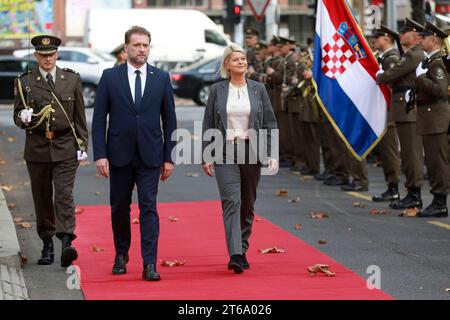 Kroatien, Zagreb, 091123. Verteidigungsminister Mario Banozic traf sich mit der Verteidigungsministerin der Republik Österreich Klaudia Tanner. Foto: Damjan Tadic/CROPIX Copyright: XxDamjanxTadicx/xCROPIXx banozic tanner1-091123 Credit: Imago/Alamy Live News Stockfoto