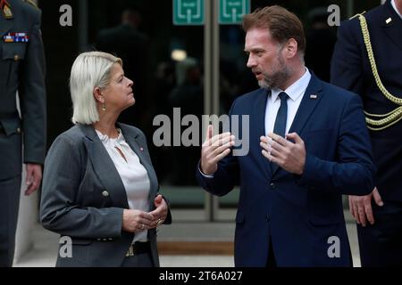 Kroatien, Zagreb, 091123. Verteidigungsminister Mario Banozic traf sich mit der Verteidigungsministerin der Republik Österreich Klaudia Tanner. Foto: Damjan Tadic/CROPIX Copyright: XxDamjanxTadicx/xCROPIXx banozic tanner9-091123 Credit: Imago/Alamy Live News Stockfoto