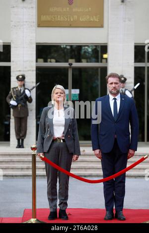 Kroatien, Zagreb, 091123. Verteidigungsminister Mario Banozic traf sich mit der Verteidigungsministerin der Republik Österreich Klaudia Tanner. Foto: Damjan Tadic/CROPIX Copyright: XxDamjanxTadicx/xCROPIXx banozic tanner6-091123 Credit: Imago/Alamy Live News Stockfoto