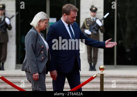 Kroatien, Zagreb, 091123. Verteidigungsminister Mario Banozic traf sich mit der Verteidigungsministerin der Republik Österreich Klaudia Tanner. Foto: Damjan Tadic/CROPIX Copyright: XxDamjanxTadicx/xCROPIXx banozic tanner8-091123 Credit: Imago/Alamy Live News Stockfoto