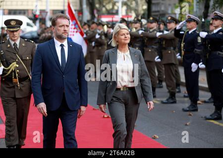 Kroatien, Zagreb, 091123. Verteidigungsminister Mario Banozic traf sich mit der Verteidigungsministerin der Republik Österreich Klaudia Tanner. Foto: Damjan Tadic/CROPIX Copyright: XxDamjanxTadicx/xCROPIXx banozic tanner3-091123 Credit: Imago/Alamy Live News Stockfoto