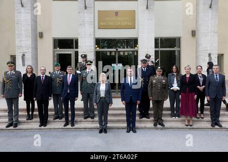 Kroatien, Zagreb, 091123. Verteidigungsminister Mario Banozic traf sich mit der Verteidigungsministerin der Republik Österreich Klaudia Tanner. Foto: Damjan Tadic/CROPIX Copyright: XxDamjanxTadicx/xCROPIXx banozic tanner10-091123 Credit: Imago/Alamy Live News Stockfoto