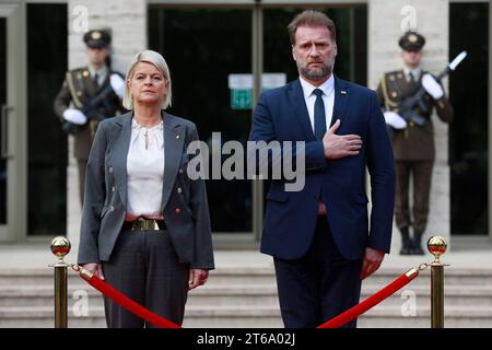 Kroatien, Zagreb, 091123. Verteidigungsminister Mario Banozic traf sich mit der Verteidigungsministerin der Republik Österreich Klaudia Tanner. Foto: Damjan Tadic/CROPIX Copyright: XxDamjanxTadicx/xCROPIXx banozic tanner7-091123 Credit: Imago/Alamy Live News Stockfoto