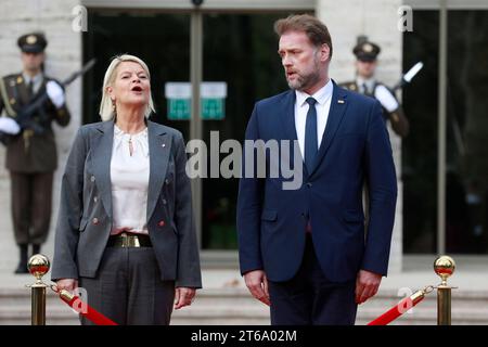 Kroatien, Zagreb, 091123. Verteidigungsminister Mario Banozic traf sich mit der Verteidigungsministerin der Republik Österreich Klaudia Tanner. Foto: Damjan Tadic/CROPIX Copyright: XxDamjanxTadicx/xCROPIXx banozic tanner5-091123 Credit: Imago/Alamy Live News Stockfoto