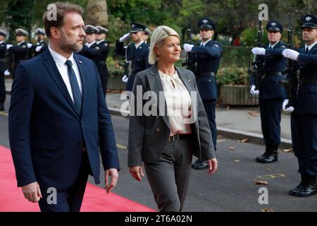 Kroatien, Zagreb, 091123. Verteidigungsminister Mario Banozic traf sich mit der Verteidigungsministerin der Republik Österreich Klaudia Tanner. Foto: Damjan Tadic/CROPIX Copyright: XxDamjanxTadicx/xCROPIXx banozic tanner4-091123 Credit: Imago/Alamy Live News Stockfoto